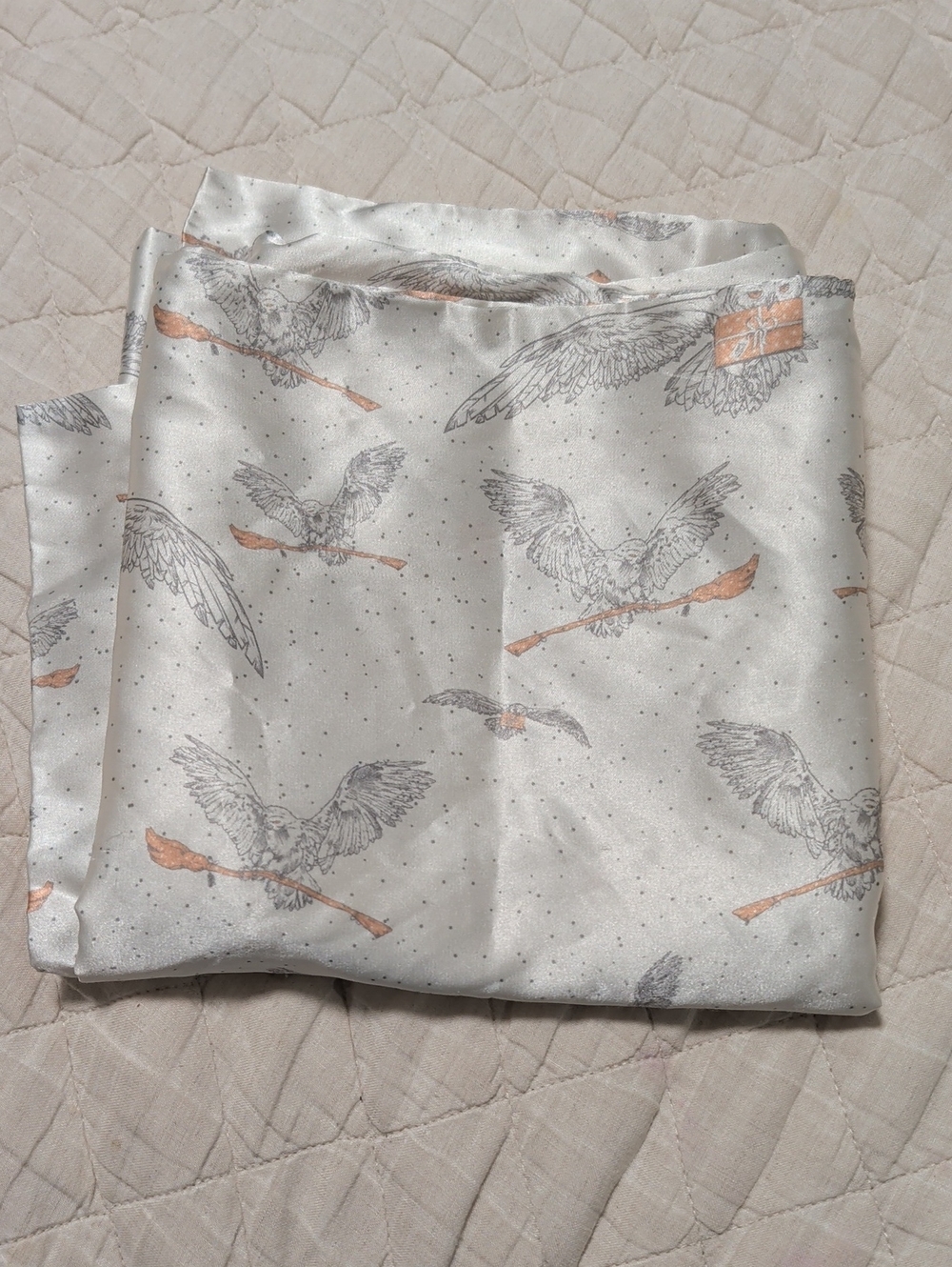 Harry Potter Kitsch Satin Owl-Print Pillowcase in White with Copper Accents